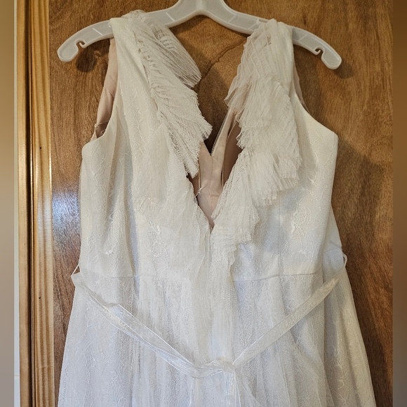 Vera Wang Wedding Gown - Picture 12 of 16